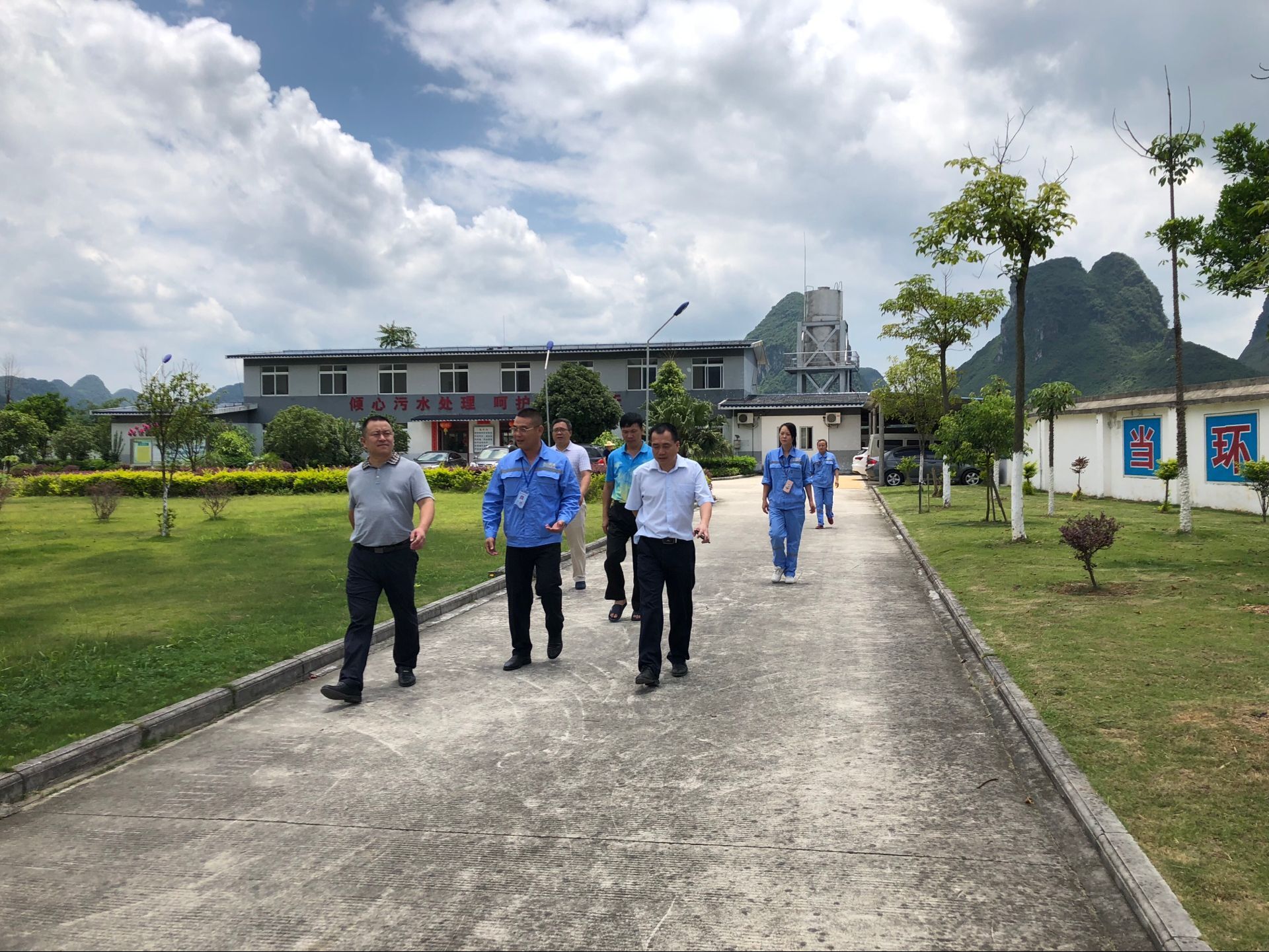 20180619河池市副市長鐘洪（左一）、羅城縣副縣長覃周民（右一）蒞臨羅城污水處理廠檢查指導(dǎo)工作.jpg